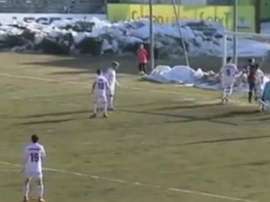 El masajista es el que está bajo palos, a la derecha. ElevenSportsTV