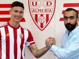 El Almería golea sin su delantero más caro. Twitter/UD_Almeria