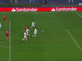 Dentinho aprovechó el regalo de diciembre de Mendy y Varane. Captura/MovistarLigadeCampeones