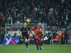 Emmanuel Adebayor abandonó el Kayserispor. Twitter/KayserisporFK