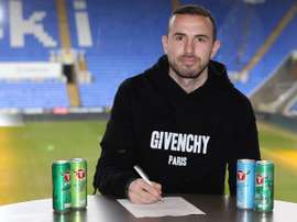 Jordon Mutch pictured signing for Reading. Twitter/ReadingFC