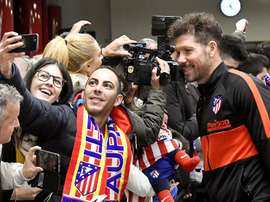 El Atlético levanta pasiones a su llegada a León. EFE