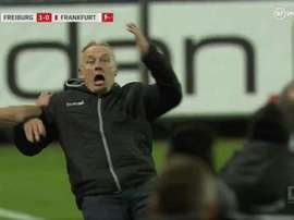 Christian Streich fue agredido por un jugador del Eintracht. Captura/BTSPORT