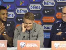 Odegaard provocó la risa de sus compañeros al contestar en español. Captura/NTB