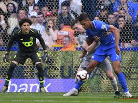 Ochoa estuvo providencial ante el Genk. Twitter/Standard_RSCL
