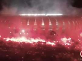 Cientos de bengalas custodiaron al equipo. Internacional
