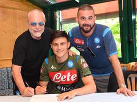 De Laurentiis dio la bievenida a Elmas. SSCNapoli