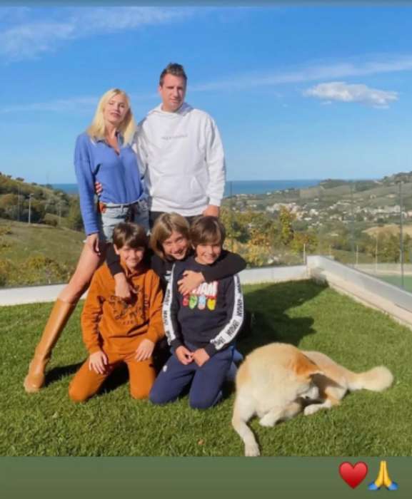 Maxi López, con su novia y los tres hijos que tiene en común con Wanda Nara.