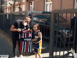 Gonçalo Paciencia hizo este regalo a un niño por su cumpleaños. Captura/EintrachtTV