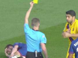 El VAR rectificó la amarilla de Suárez y se la llevó Arthur. Captura/Movistar