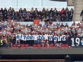 Los aficionados exhibieron ikurriñas y pancartas. EFE