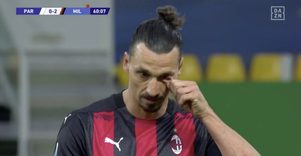 Ibrahimovic vio la roja directa. Captura/DAZN