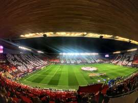El espectacular mosaico de la afición del Slavia ante el Barça. SlaviaOfficial