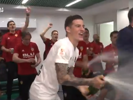 El champán no faltó en la celebración 'che'. Captura/ValenciaCF