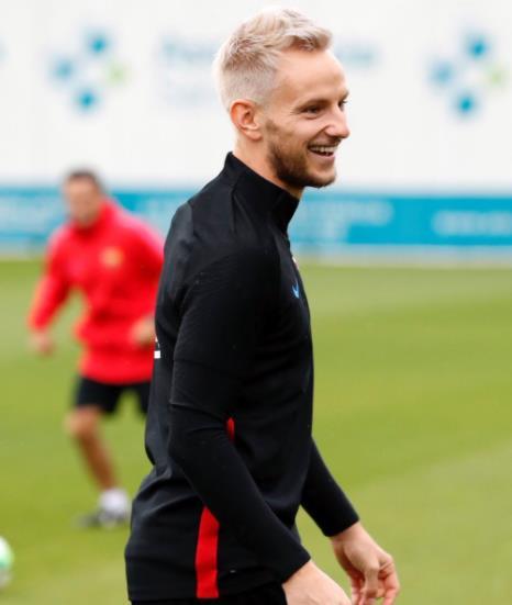 Rakitic Lucio Un Nuevo Look Un Tanto Llamativo