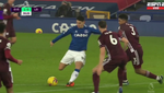 James congeló a Schmeichel con un auténtico zapatazo