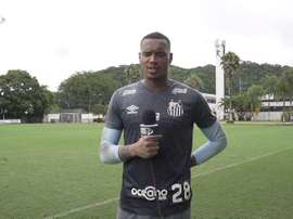 Cria antiga da base do Santos, John realiza sonho à espera de nova oportunidade. DUGOUT