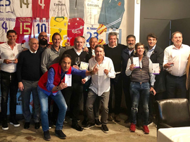 Reencuentro para jugar a las cartas. Instagram/ManoloHierro