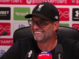 Klopp arropó a Adrián tras su fallo. Captura/LFCTV