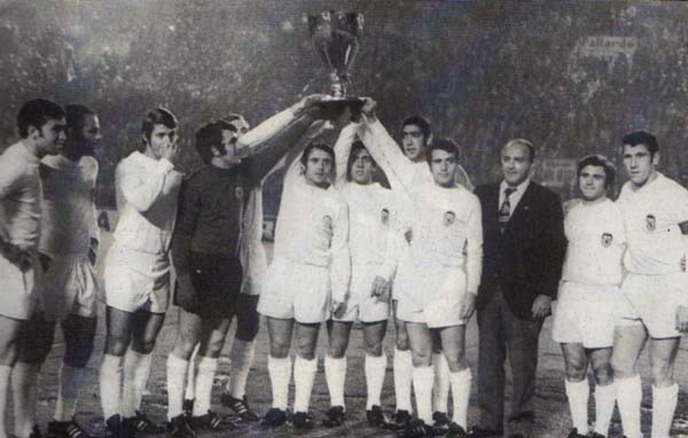 FOTOS HISTORICAS O CHULAS  DE FUTBOL - Página 2 La-plantilla-del-valencia-ganadora-de-la-liga-de-1970-71--celebrando-el-triunfo--valenciacf-lazaro-de-la-pena