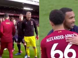 Liverpool y Bournemouth no se dieron la mano y luego acabaron abrazándose. Captura/DAZN