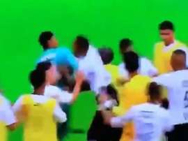 Brutal agresión al portero de Flamengo Sub 20 por parte de Corinthians. Captura/Previereaovivo