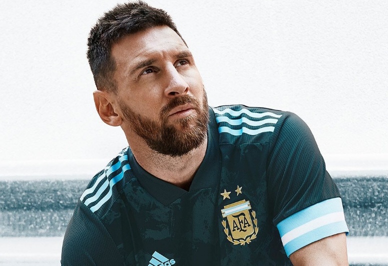 Des maillots du PSG floqués au nom de Messi sont déjà en vente