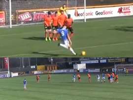 Un golazo con rosca y otro mediante un misilazo. St. Johnsone