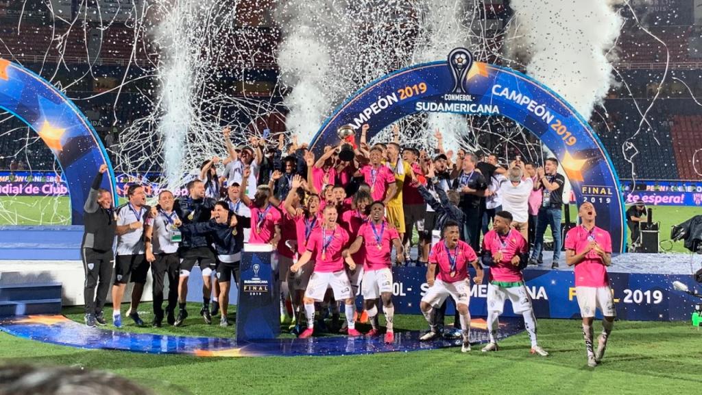 8.000 aficionados vibraron con Independiente desde Sangolquí - BeSoccer