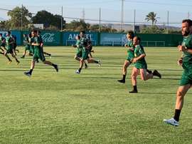 El Elche solo pudo contar con tres de sus fichajes en su debut. Twitter/elchecfoficial