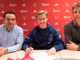 Overmars (i) no descarta el Arsenal en un futuro. Ajax