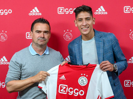Edson cumple un sueño en el Ajax. Twitter/AFCAjax
