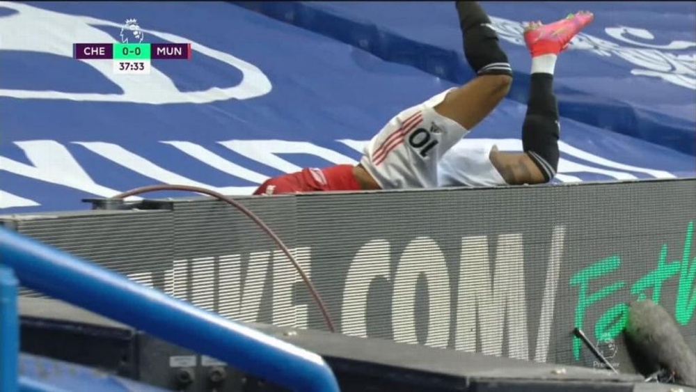 Rashford est passé par dessus un panneau publicitaire de Stamford Bridge. Capture/DAZN