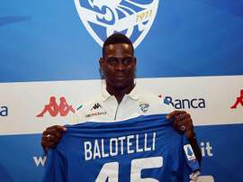 Balotelli e lo scatto con Hubner. EFE