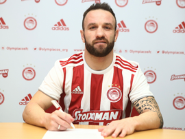 Mathieu Valbuena prolonge à l’Olympiakos. Twitter/OlympiacosFC