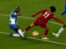 Salah pudo ver la roja por un plantillazo a Danilo. Captura/FoxSports