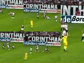 El colegiado al final paró el juego y señaló falta. Capturas/FoxSports