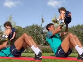 El francés entrena con su hijo durante la cuarentena. Instagram/raphaelvarane