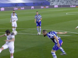 Penalti por mano de Nacho y gol del Alavés. Captura/MovistarLaLiga