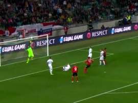 Otra mano inexplicable de Oblak a un trallazo a quemarropa. Captura/UEFATV