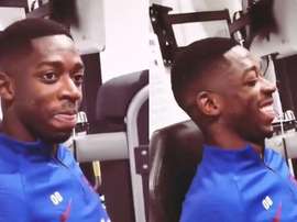 El divertido reencuentro entre Griezmann y Dembélé. Twitter/FCBarcelona_es