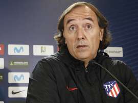 Pablo López felicitó a sus jugadoras. AtletiFemenino