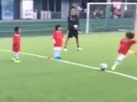 El hijo de Iniesta ya intenta imitar el 'Iniestazo'. Captura/AndresIniesta