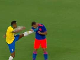 Alex Sandro emuló a De Jong con una patada en el pecho a Muriel. Captura/DAZN