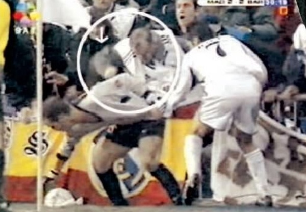 pepe reina es agarrado por un aficionado del real madrid en un partido con el barcelona captura telemadrid