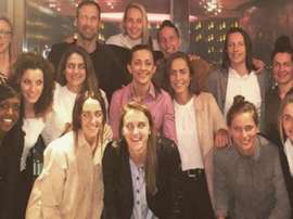 El gran detalle de Cech con el equipo femenino del Arsenal. Instagram