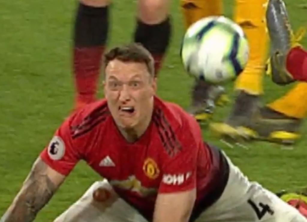 phil-jones--mostrando-otra-de-sus-tradicionales-expresiones-en-el-partido-ante-el-watford--captura-tv2sporten.jpg