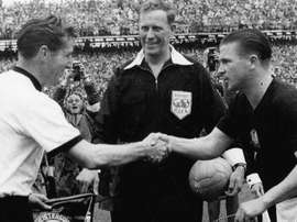 Ferenc Puskas cumprimenta o capitão alemão no Mundial de 1954. FIFA