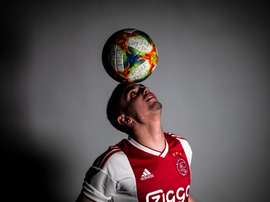 Razvan Marin pasa examen médico con el Ajax. Twitter/AFCAjax