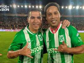 Ronaldinho se puso la camiseta de Nacional. Twitter/Nacionaloficial